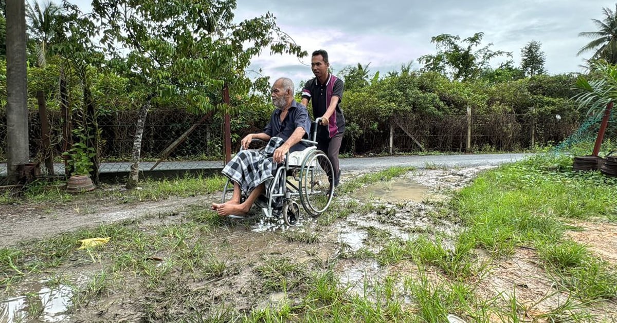 Minta bantuan jiran keluarkan suami lumpuh sebaik rumah dinaiki air