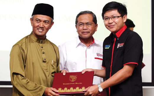 DR Mohd Fauzi menyampaikan sijil penyertaan kepada peserta Program Inkubasi Usahawantani. 