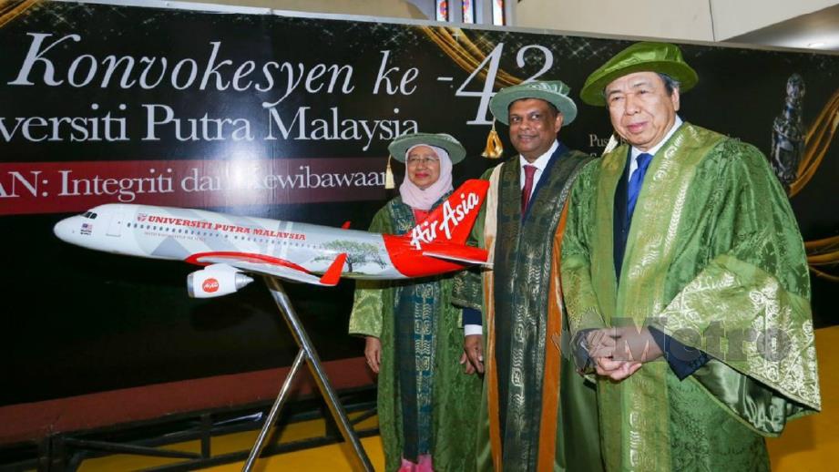 SULTAN Sharafuddin (kanan) menerima replika pesawat Air Asia yang mempunyai livery UPM Tony (tengah). FOTO Rosela Ismail