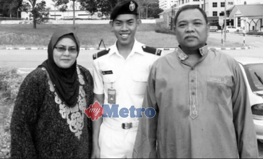 FOTO kenangan Zulfarhan (tengah) bersama ibu bapanya. 