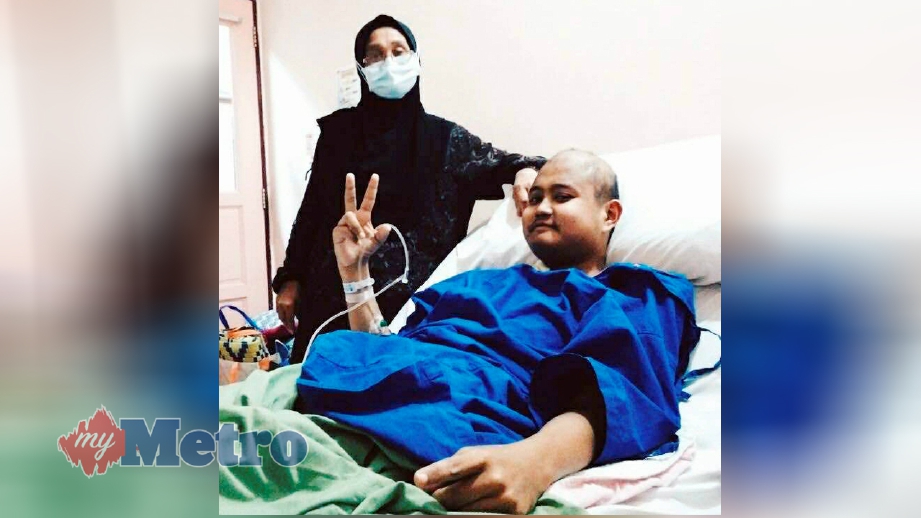 MUHAMMAD Khairul kini mendapatkan rawatan di HTAA, Kuantan selepas disahkan menghidap kanser darah tahap tiga. FOTO ihsan UPSI.