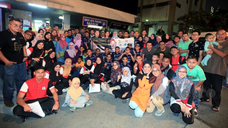 Sukarelawan bergambar kenangan selepas menyantuni gelandangan dan golongan miskin bandar di Kuala Lumpur. FOTO Yusni Ariffin