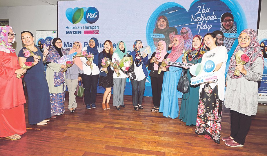 YATIMAH (enam dari kanan) bersama Siti Hawa (tujuh dari kanan) dan Jennis (lapan dari kanan)  bersama alumni Ibu Nakhoda Hidup.