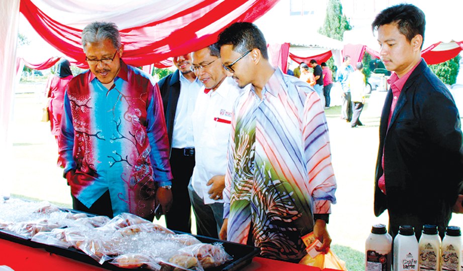 M IQBALL (dua dari kanan) dan Abdul Shukor (kiri) melawat gerai jualan produk pertanian.