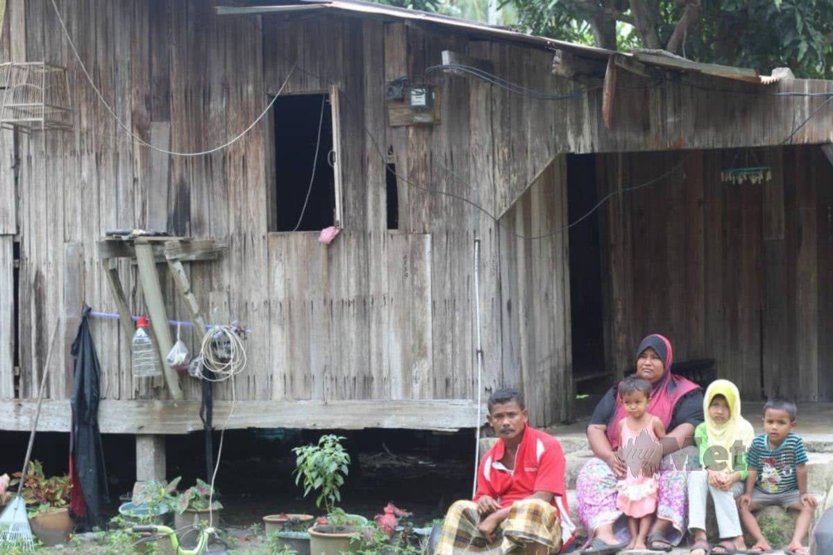 RUMAH pusaka keluarga yang hampir roboh dan usang yang diduduki Mohamad Ismail dan keluarga. FOTO Nor Amalina Alias.