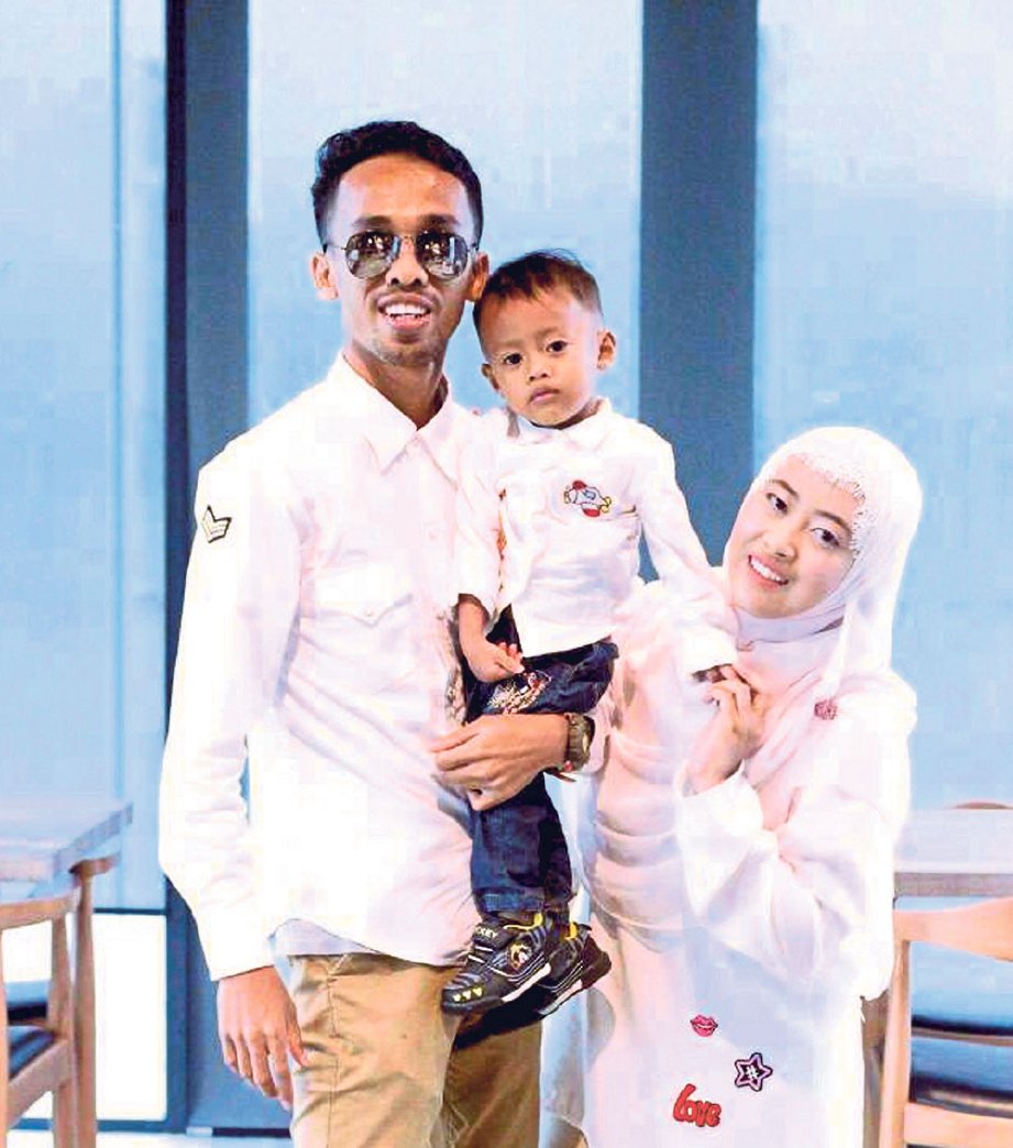AHMAD Shahiran bersama isteri dan anak.