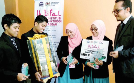 PENDEBAT USIM (dari kiri) Adam Fikry, Muhammad Syafiq, Azka Annisa dan Anis Amirah bersama pensyarah melihat trofi kejuaraan.
