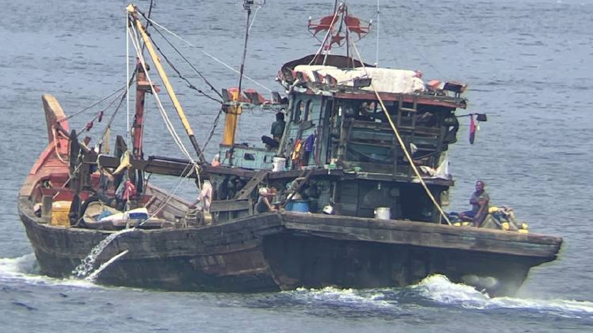 ANTARA bot nelayan yang diusir dari perairan negara. FOTO Ihsan TLDM