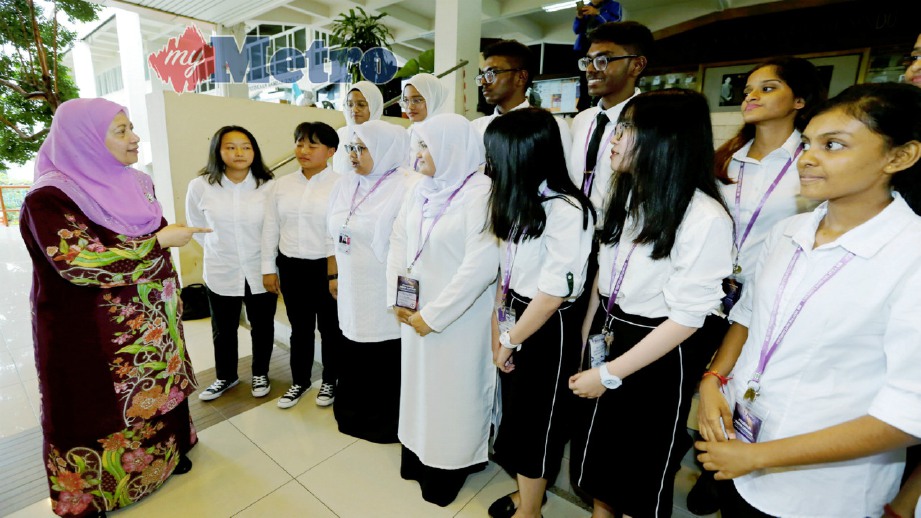 ASMA (kiri) beramah mesra dengan tujuh pasangan kembar yang menjadi pelajar baharu pada Majlis Sambutan Siswa Sidang Akademik 2018/2019 di Dewan Tuanku Syed Putra (DTSP), Universiti Sains Malaysia (USM) Pulau Pinang, hari ini. FOTO Ramdzan Masiam
