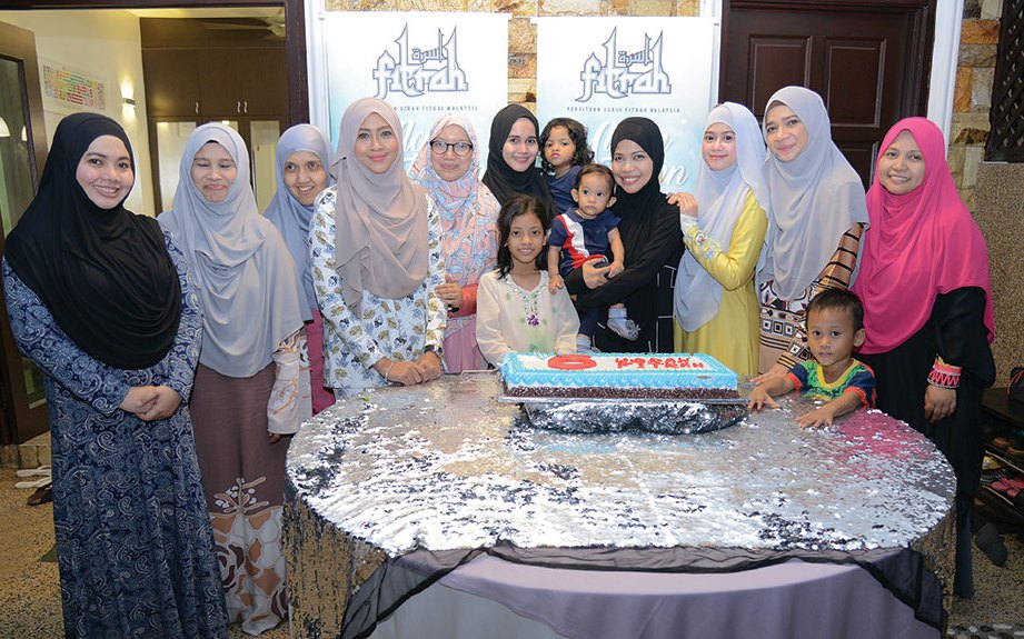 BARISAN selebriti dan ahli yang hadir pada sambutan ulang tahun kelima penubuhan Usrah Fitrah.