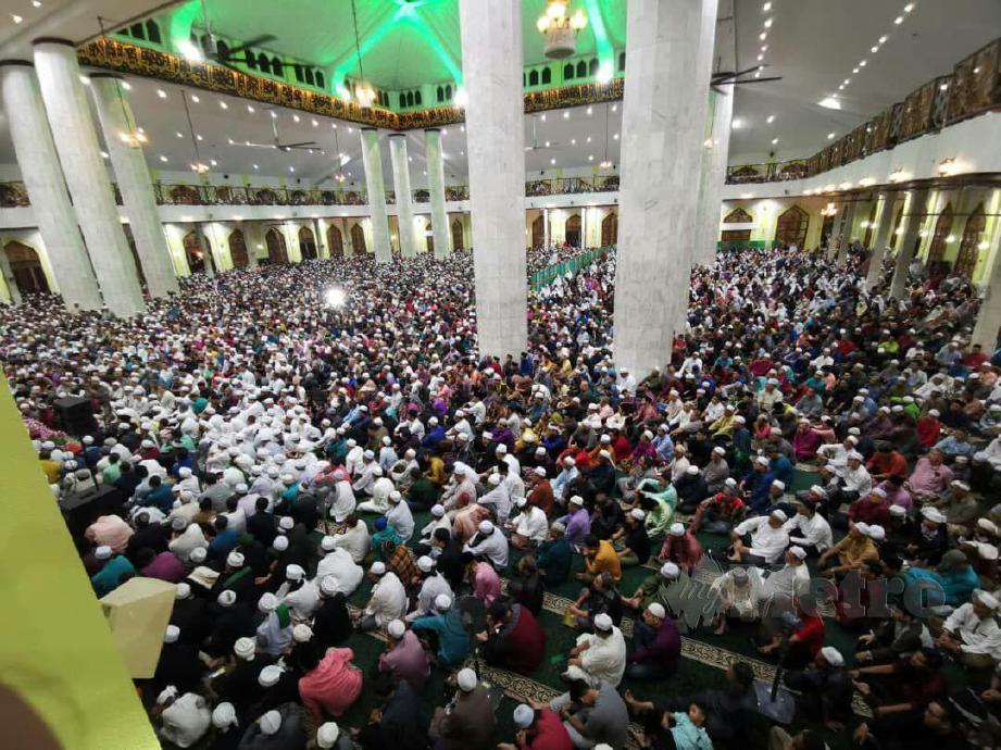 LEBIH 20,000 umat Islam menghadiri ceramah perdana oleh Ustaz Somad di Masjid Al-Azim. FOTO Amir Mamat
