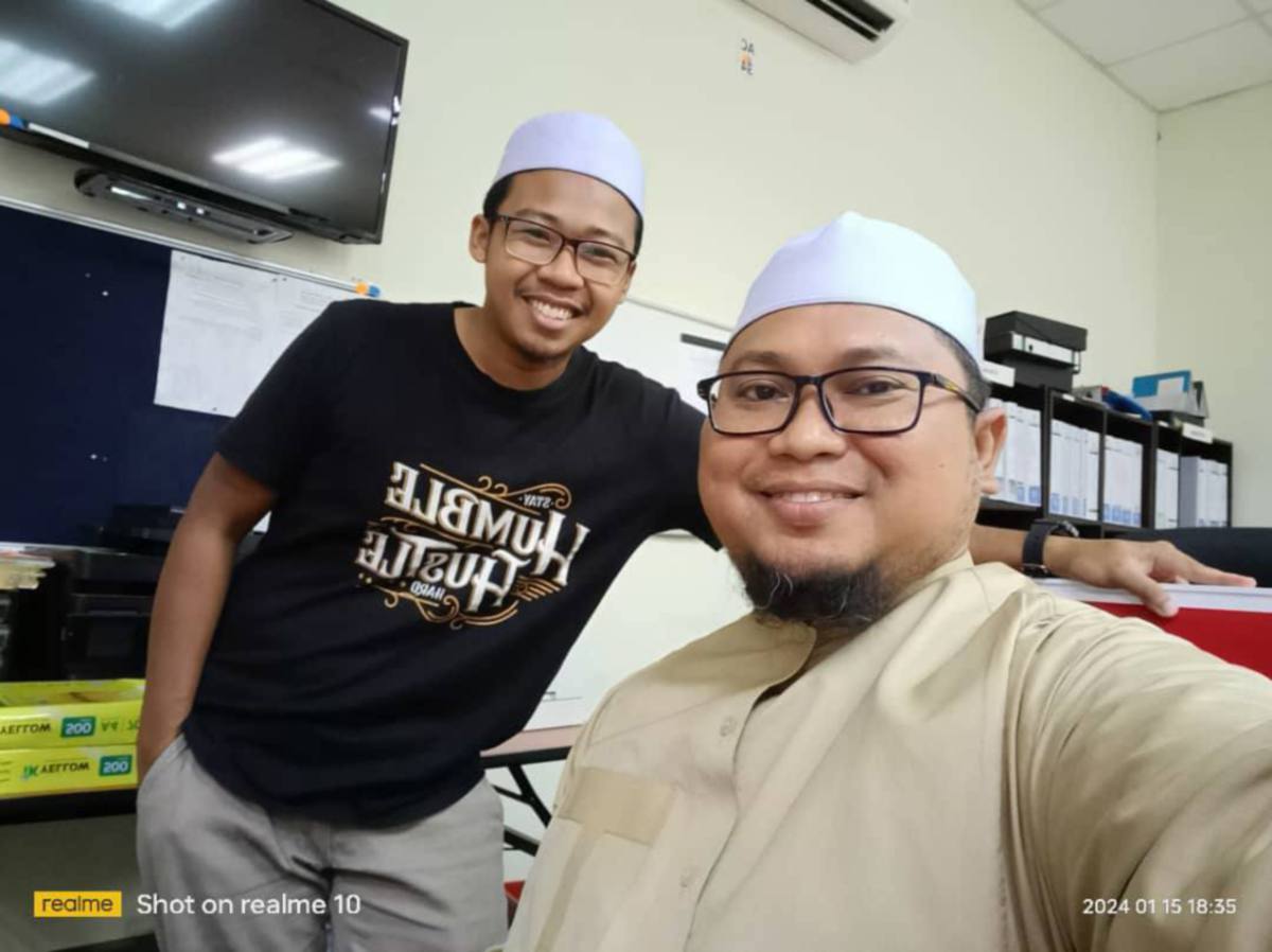MUHAMAD Amirul Azizi Roslan  (kiri)   dan Mohd Dzikri Mohd Nor berbincang sebelum menghasilkan video. FOTO Ihsan  Mohd Dzikri Mohd Nor
