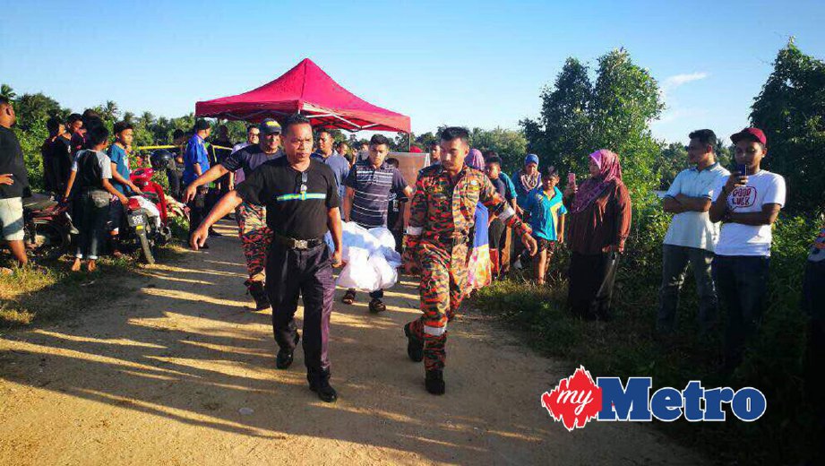 Anggota bomba mengusung mayat Mohd Haniff yang juga anggota PGA  selepas ditemui lemas di Sungai Pengkalan Datu, Kampung Pulau Belacan, Pengkalan Chepa, Kota Bharu, hari ini. FOTO Nik Abdullah Nik Omar.