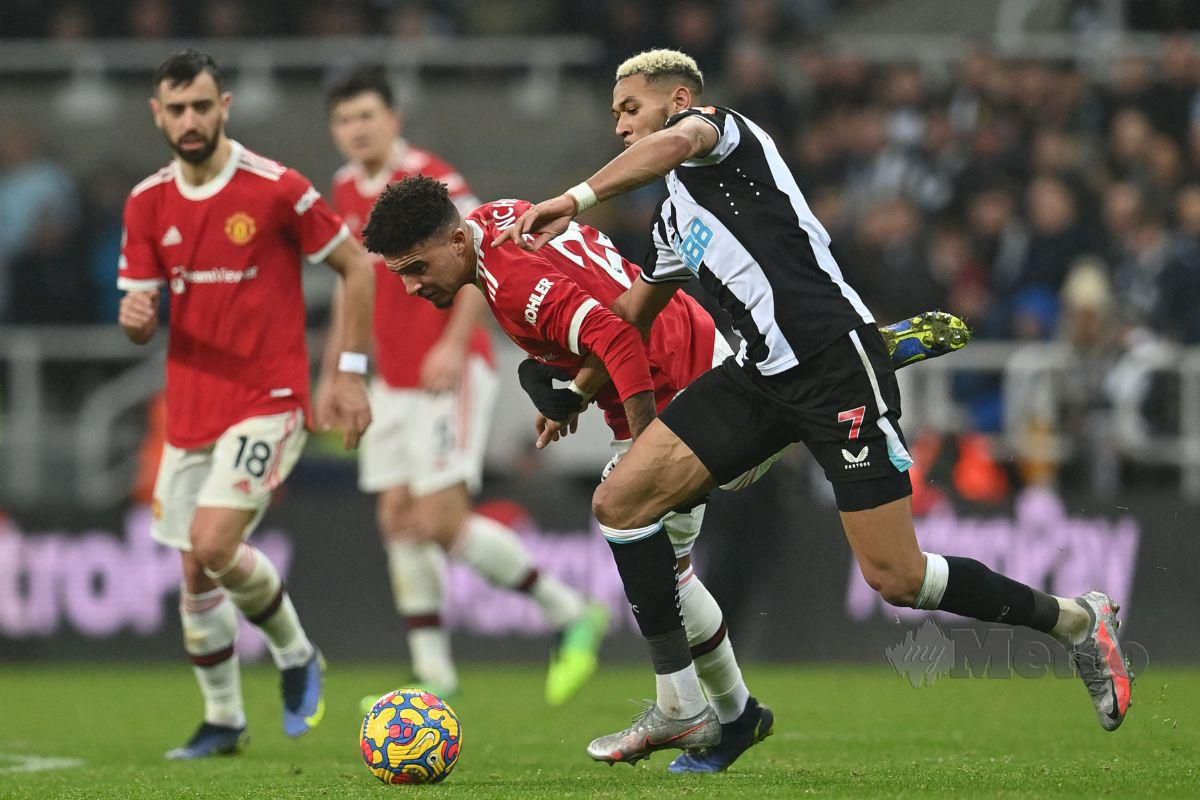 SEBAHAGIAN aksi barisan pemain Man United ketika bertemu Newcastle. FOTO AFP