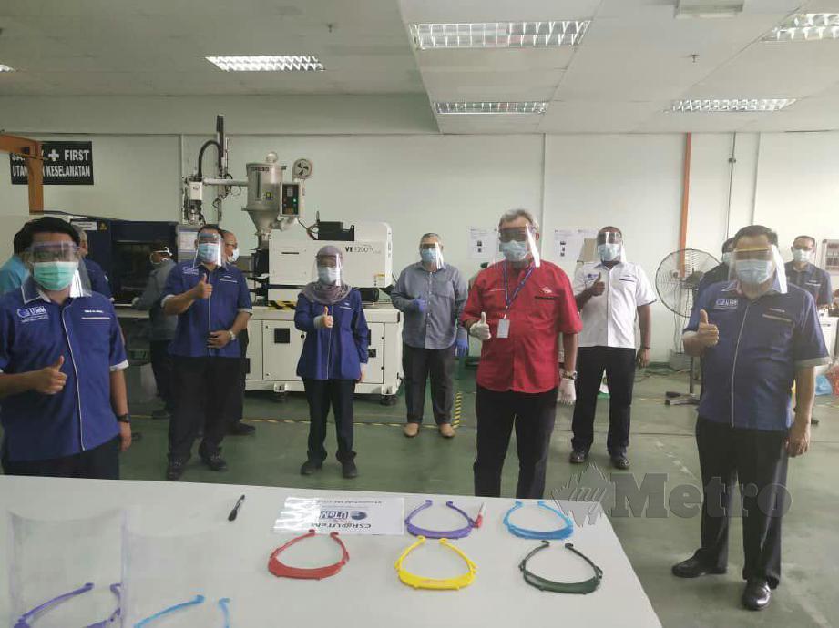 Mohd Redzuan meninjau pembuatan ‘UTeM Shield’ di UTeM, hari ini. FOTO AMIR MAMAT