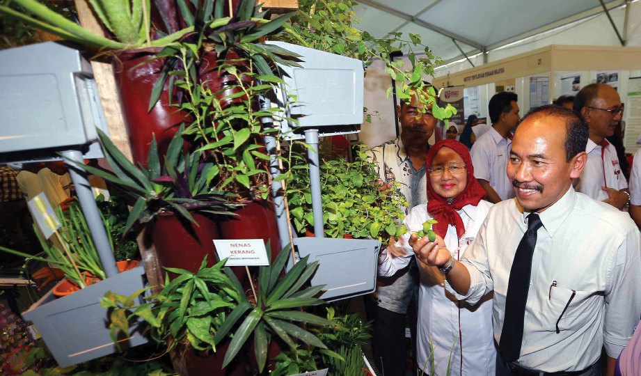 PELBAGAI produk berasaskan pertanian turut disediakan di tapak Pesta Konvokesyen UPM.