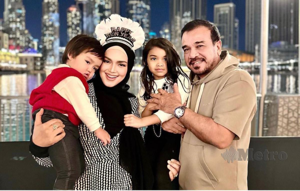 Siti bersama suami dan anaknya