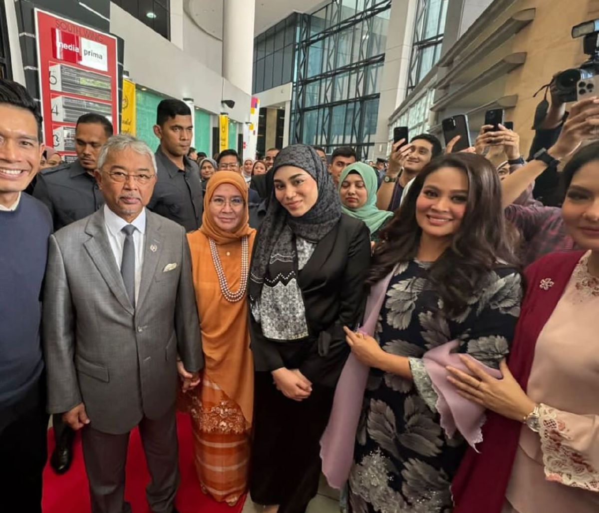 Uyaina Arshad (tengah) bersama Seri Paduka, Tunku Azizah dan selebriti TV3