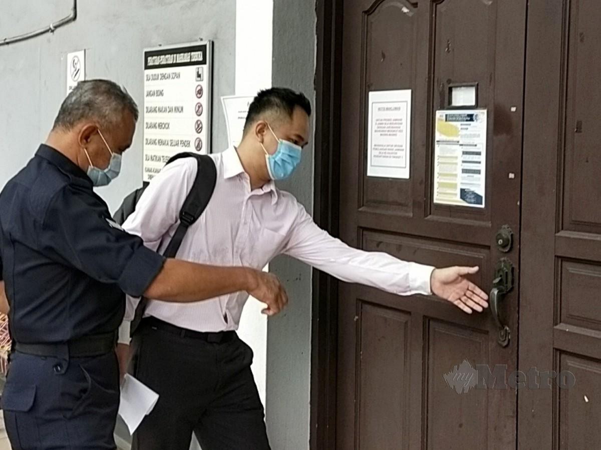 Lee Wei Jin (kanan) ketika masuk semula ke kamar perbicaraan Mahkamah Sesyen Ipoh, hari ini selepas selesai membayar denda yang dikenakan. FOTO MUHAMMAD ZULSYAMINI SUFIAN SURI