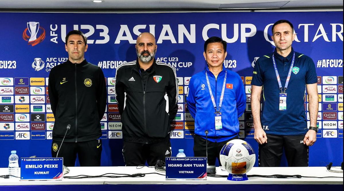 KAPADZE  (kanan) bersama jurulatih Malaysia (kiri), jurulatih Kuwait (dua kiri) dan pengendali Vietnam pada sidang media hari ini. - FOTO FAM 