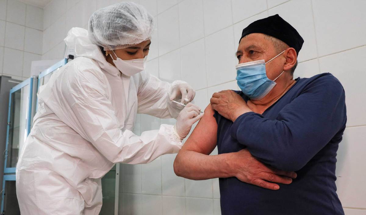 SEORANG lelaki menerima suntikan vaksin ZF-UZ-VAC 2001 keluaran syarikat farmaseutikal China, Anhui Zhifei Longcom Biopharmaceutical Co di sebuah klinik di Tashkent.  FOTO AFP
