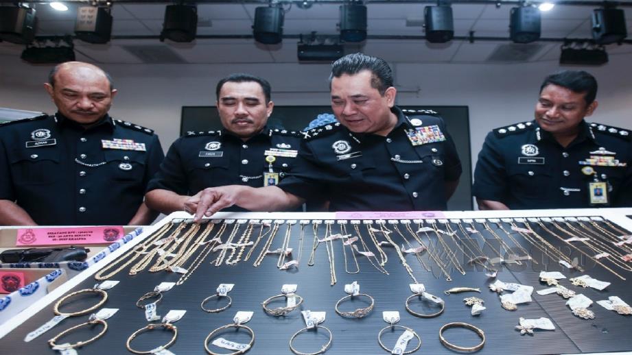 Huzir (tiga kiri) melihat barang kemas yang dirampas daripada Geng Emi Keju ketika sidang media di IPK Selangor di Shah Alam hari ini. Foto Sairien Nafis