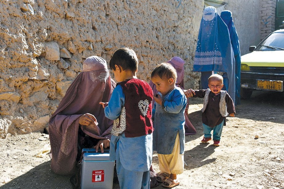 JUMLAH pesakit polio di Afghanistan kembali meningkat dengan 21 kes baharu dilaporkan tahun lalu.  FOTO AFP