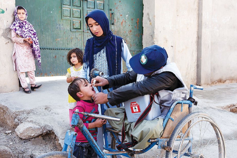 PEMBERIAN vaksin polio sukar dilaksanakan di kawasan pedalaman akibat sikap penduduk yang terpengaruh dengan dakyah palsu. FOTO AFP