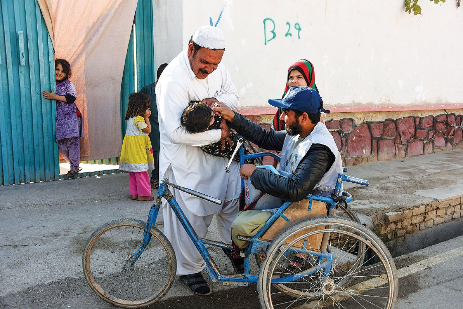 KEMPEN pintu ke pintu memberi vaksin paling berkesan namun Taliban melarang kempen rumah ke rumah dengan alasan program berkenaan digunakan untuk mengintip. FOTO AFP