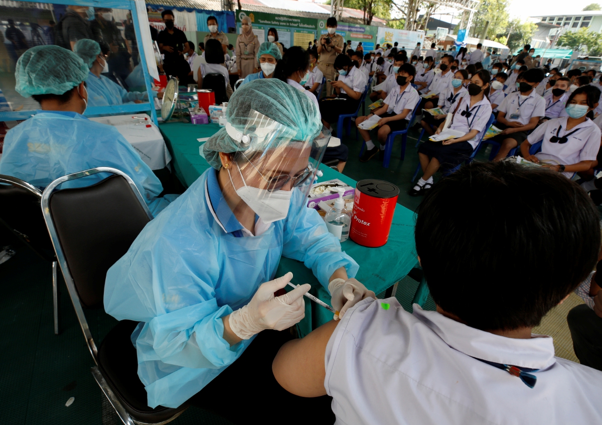 PROGRAM vaksinasi pelajar di Bangkok, Thailand. FOTO EPA 