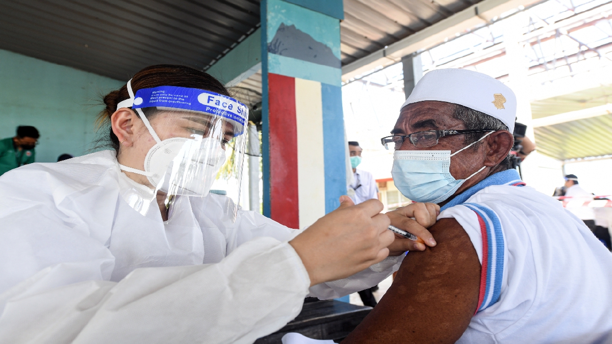 GAMBAR hiasan. Penduduk di Pulau Larapan, Sabah menerima suntikan vaksin jenis Cansino. BERNAMA