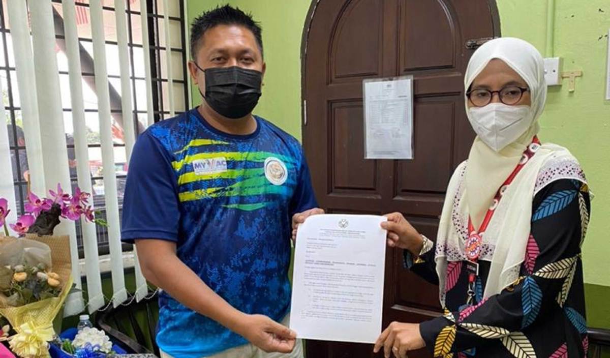 MOHD Fazil menyerahkan surat permohonan kepada Dr Rozaimah di Bandar Baharu, Kedah.
