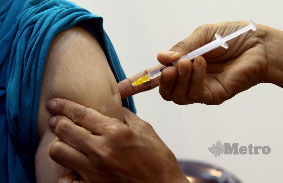 Petugas perubatan memberikan suntikan dos penggalak vaksin Covid-19 kepada penerima di Pusat Pemberian Vaksin (PPV) Offsite Tapak Ekspo Seberang Jaya di sini.