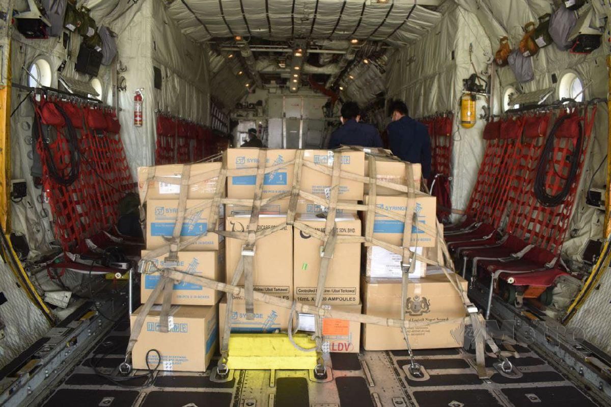 Pesawat angkut C130 dari Pangkalan Udara Labuan ketika membuat pengambilan vaksin di Lapangan Terbang Sibu dan Lapangan Terbang Bintulu untuk dibawa ke Tawau. FOTO MELVIN JONI