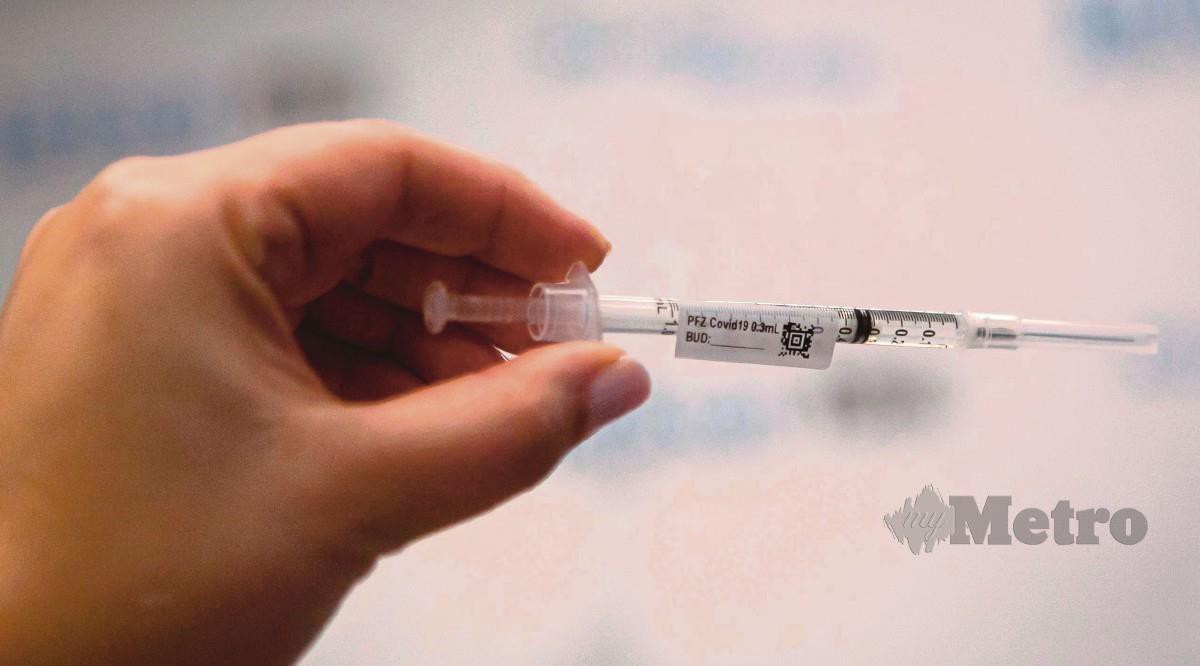 Malaysia dijadual menerima bekalan pertama vaksin Covid-19 daripada syarikat farmaseutikal Pfizer-BioNTech esok. FOTO AFP