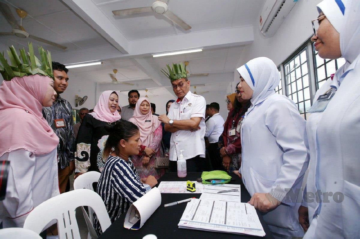 DR  Dzulkefly ketika melawat Klinik Kesihatan Rasa, Batang Kali di Kampung Orang Asli Tun Abdul Razak. FOTO Eizairi Shamsudin