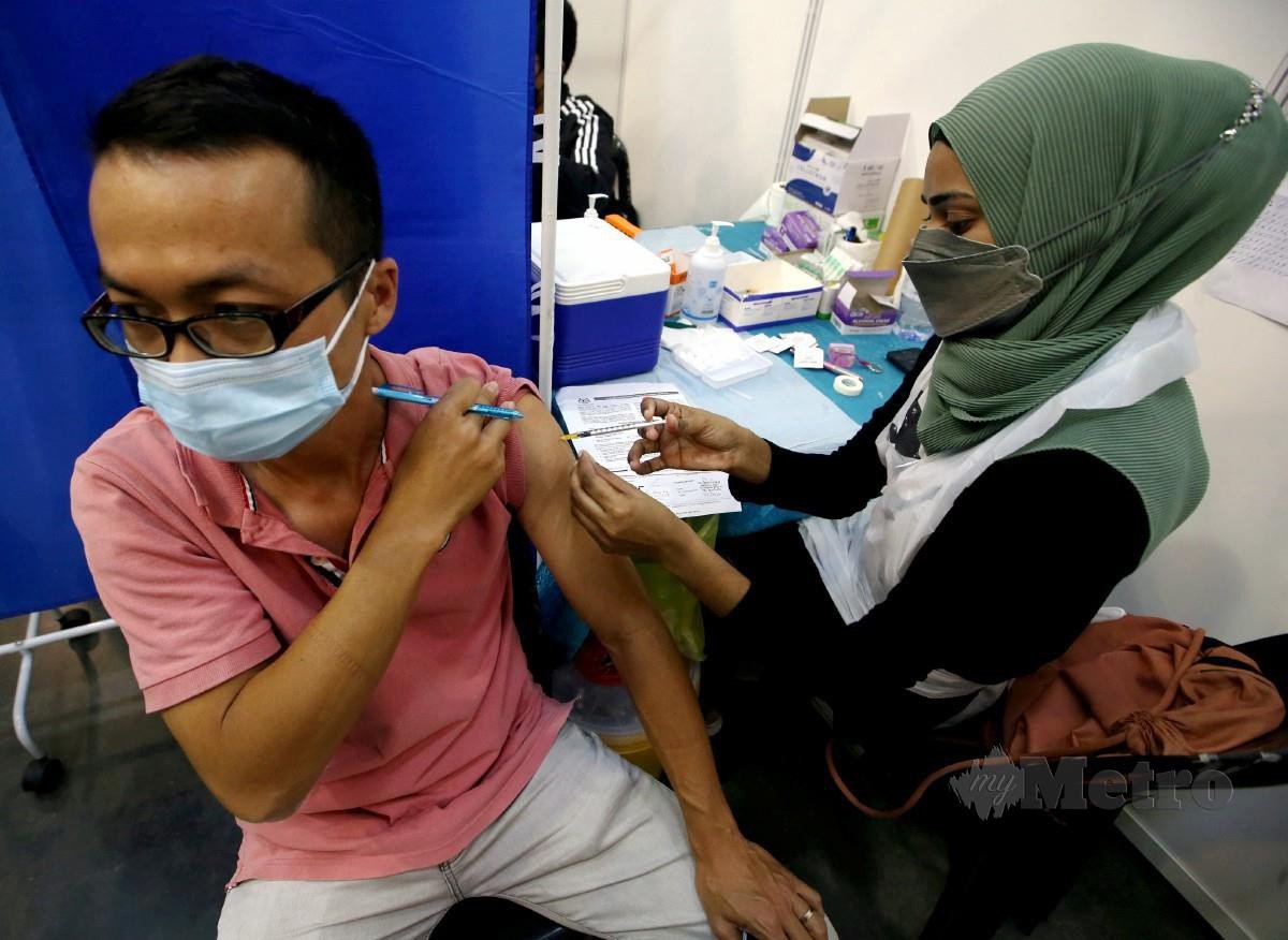 PETUGAS perubatan memberikan suntikan vaksin Covid-19 dos penggalak kepada penerima di Pusat Pemberian Vaksin Offsite Tapak Ekspo Seberang Jaya, 10 Januari lalu. FOTO Danial Saad