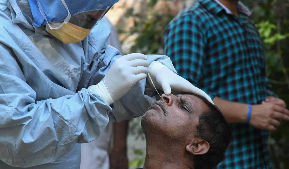 DOKTOR mengambil sampel dari seorang wanita di Amritsar, India. FOTO AFP