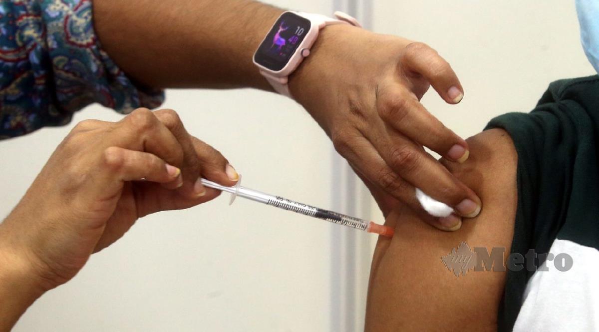 PETUGAS kesihatan memberikan suntikan vaksin Covid-19 kepada remaja di Pusat Pemberian Vaksin (PPV) Seberang Perai Arena, Seberang Jaya di sini. FOTO DANIAL SAAD