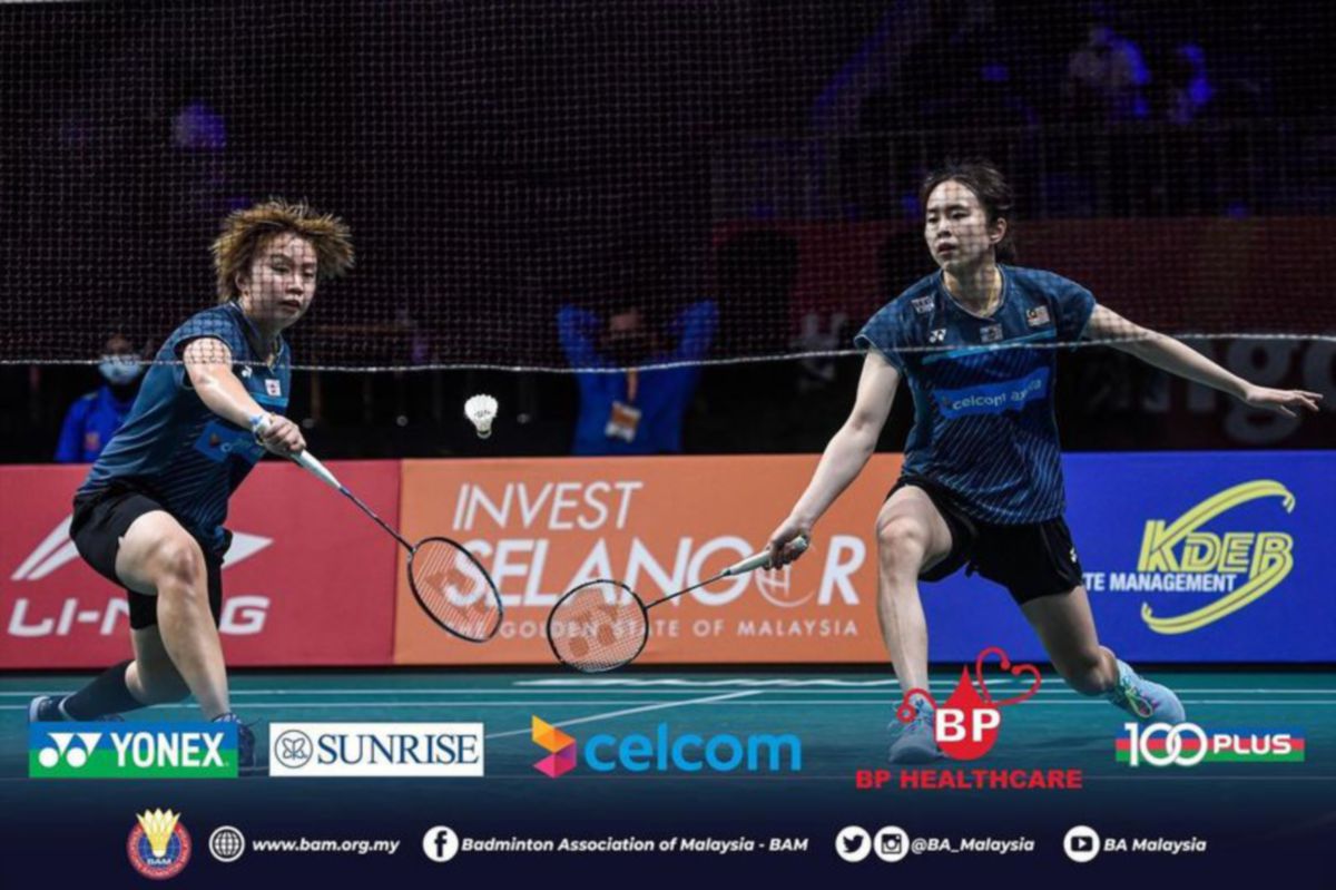 Aksi Pearly Tan-Valeree Siow ketika menyumbang mata buat pasukan badminton wanita negara. FOTO BAM