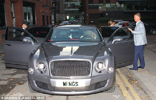 Van Gaal tiba di restoran Wings menaiki Bentley. - Pix Daily Mail