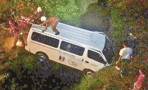 BOMBA berusaha mengeluarkan  van dari parit selepas  nahas di Kilometer 92.1 Lebuh Raya Utara-Selatan arah Utara dekat Bedong.