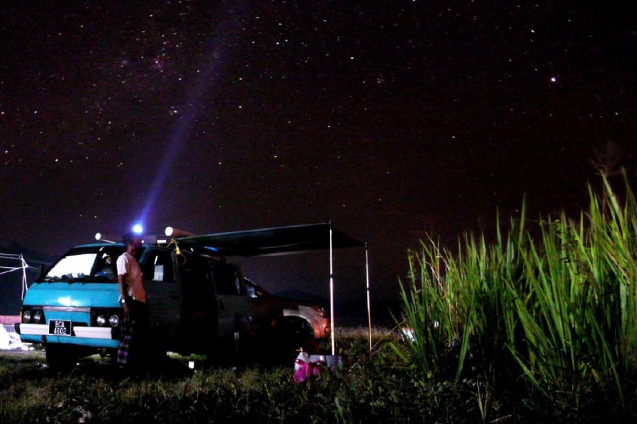 AHMAD Hariz berkelah menaiki ‘campervan’ dan menghayati keindahan malam di Tasik Banding, Perak.