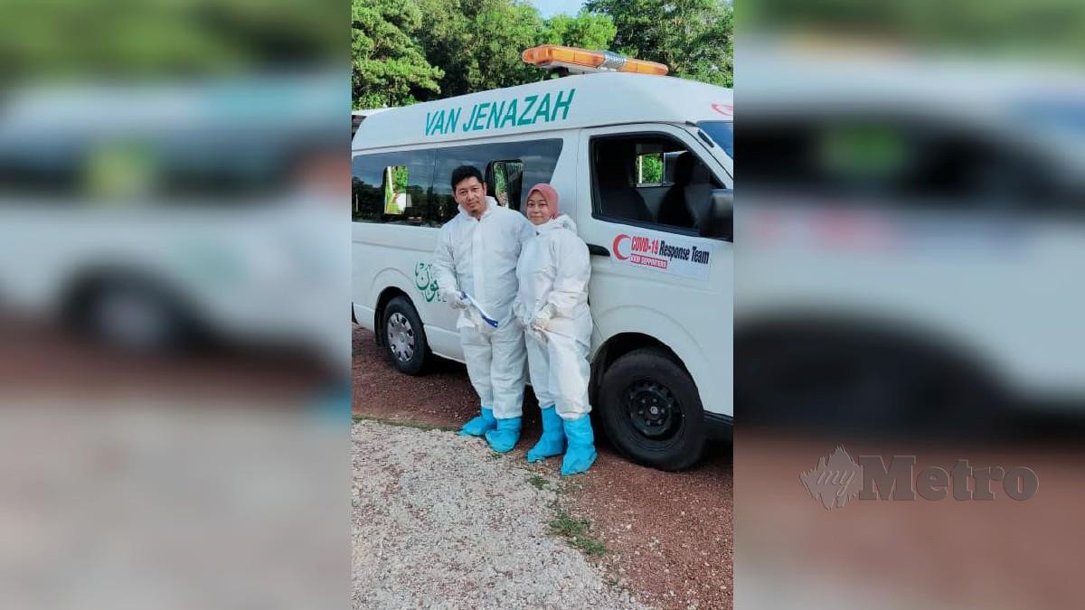 MUHAMMAD Ridzuan bersama Nur Afifah memakai PPE untuk mengurus jenazah pesakit Covid-19. FOTO tular 