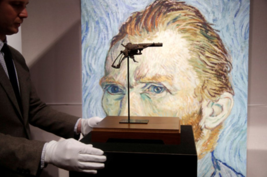 REVOLVER dipercayai digunakan Van Gogh untuk membunuh diri bakal dilelong di Paris.