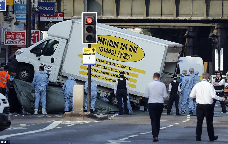 Polis menunda van yang digunakan dalam serangan di Finsbury Park. - Foto Daily Mail