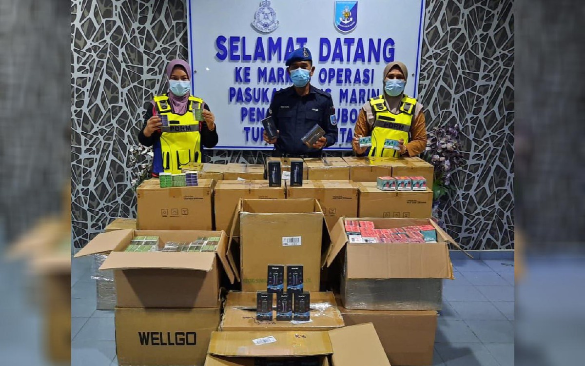 Anggota PPM Wilayah Tiga Pengkalan Kubor menunjukkan sejumlah peralatan rokok elektronik yang dirampas di sebuah kedai kosong di Kampung Simpangan petang semalam yang dianggarkan bernilai RM519,300. FOTO IHSAN PPM