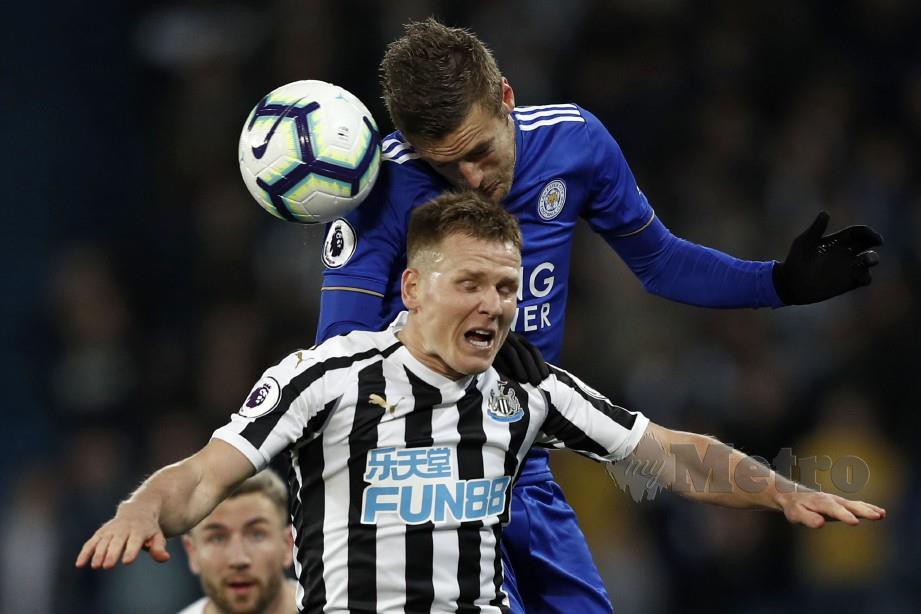 PENYERANG Leicester, Jamie Vardy (atas) memenangi perebutan di udara dengan pemain tengah Newcastle, Matt Ritchie di Stadium King Power. — FOTO AFP
