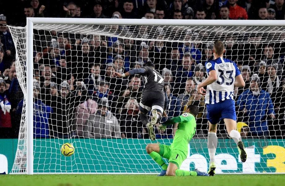 PEREZ (kiri) meledak gol pembukaan Leicester. — FOTO Reuters