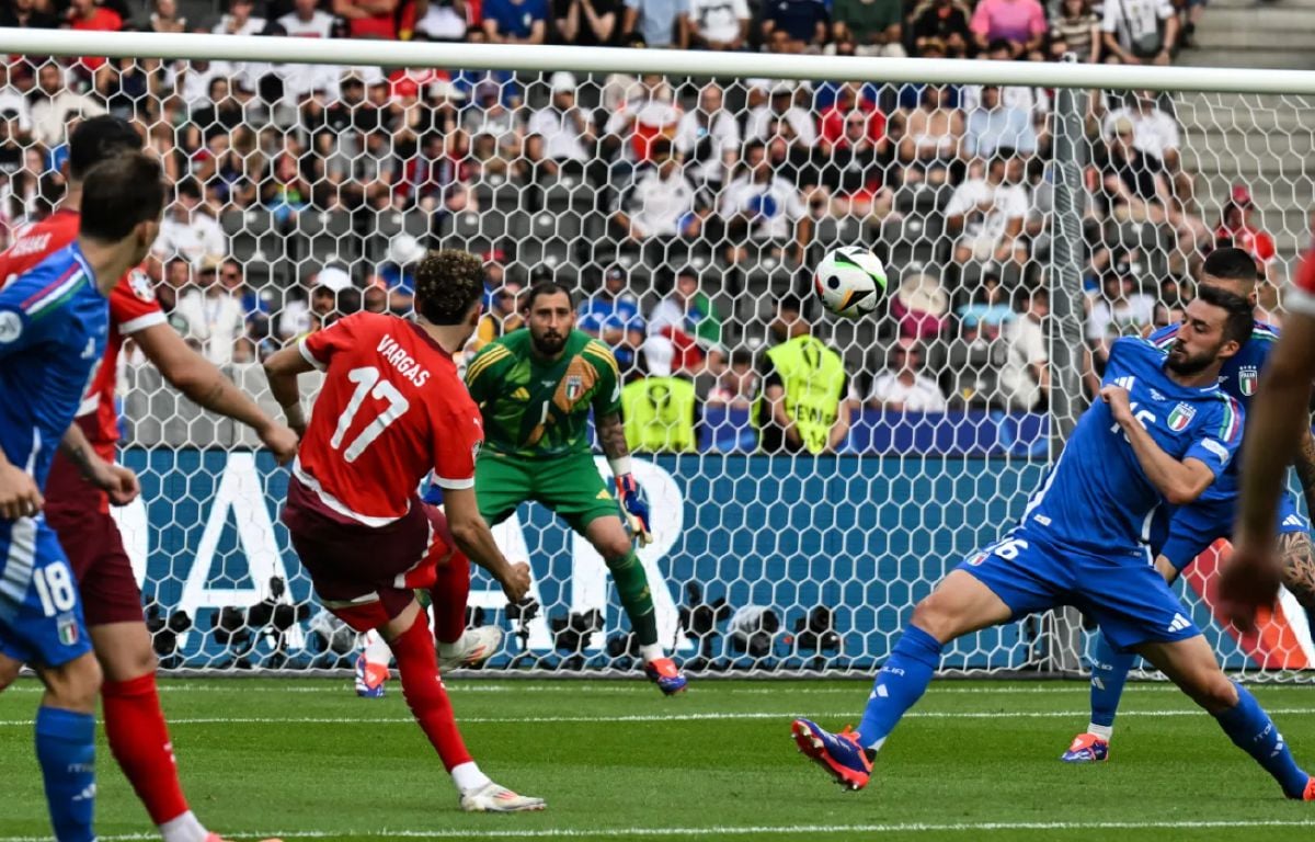 RUBEN Vargas lepaskan rembatan cantik untuk gol kedua Switzerland menentang Itali. FOTO Agensi